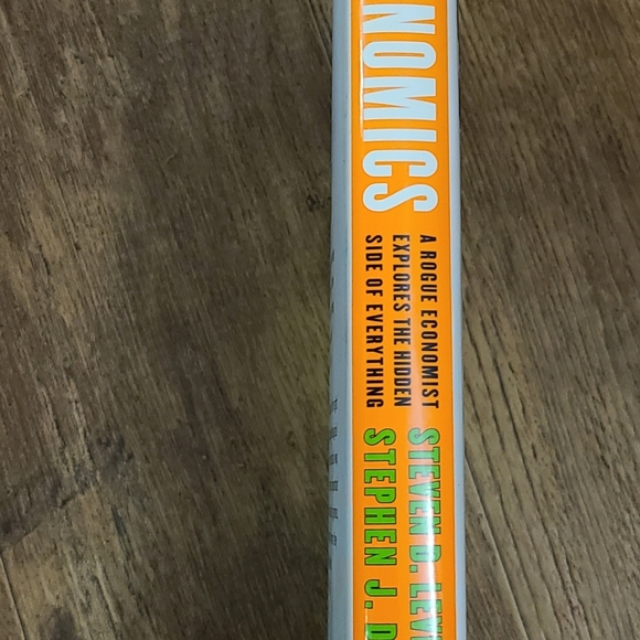 Freakonomics 1st Ed Hardcopy Rogue Economist Explores Hidden side of Everything - Picture 3 of 7